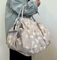 【marna Shupatto 保冷バッグ 20L】使用時のサイズは約42×26cm。底マチフリー構造のため、底面の広いパック商品もそのまま入れられます