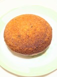 【セブン-イレブン　お店で焼いたメロンパンみたいなチョコクッキー 】裏側はしっかりとした焼き目がついていますが、メロンパンのような格子状の模様はありません