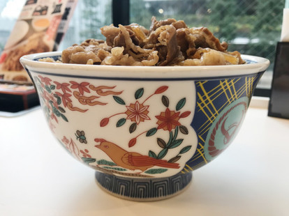 吉野家の牛丼に「超特盛」が登場! 食べてみたら超ボリュームに