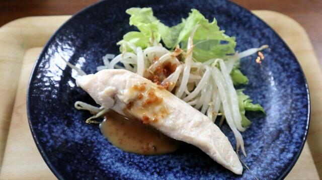 【島根グルメ：やすもと醤油 くんせいナッツドレッシング】しゃぶしゃぶやサラダチキンなどの肉料理、白身魚のソテーなど魚料理にもよく合います