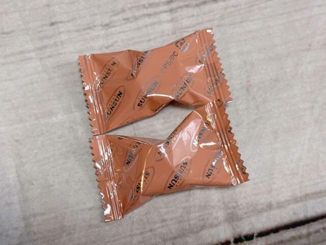 【パペットスンスンポーチギフト】中には個包装のチョコレートが2個入っています♪