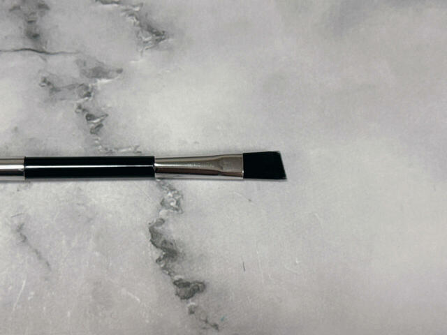 アイブロウパウダーを取り、眉をかくときに使う平筆。ほどよいコシがあって描きやすい！