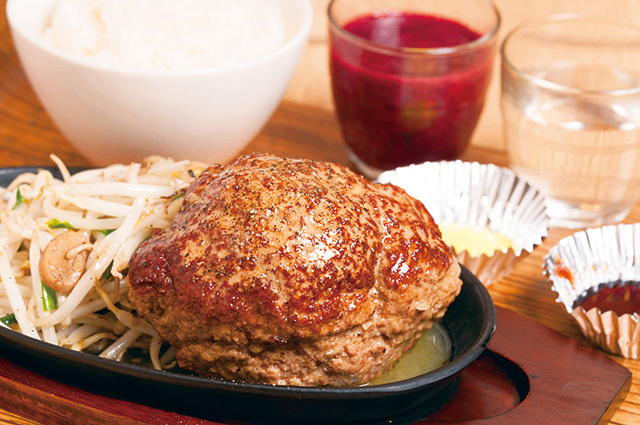 TETSU プレーンハンバーグ〈鉄皿〉（ライス・野菜ジュース付） 890円 ハンバーグはびっくりのボール型で、中に肉汁がたっぷり。