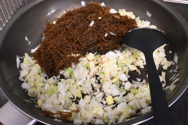 【もずくの食べるラー油】もずくは水分が飛ぶまで炒めるイメージです