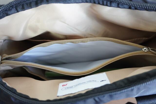 ファスナーポケットを境に二層にわかれたバッグ