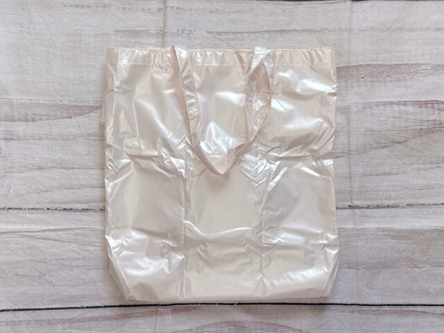 折りたたみ方。まずは裏返して持ち手をたたみます