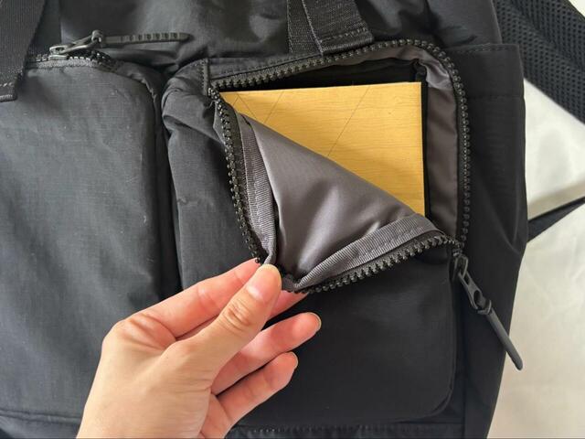 【UNIQLO マルチポケットバックパック】フロントポケットは2つ。約縦17.5×横13cmでマチもあるので厚みのあるアイテムもOK！