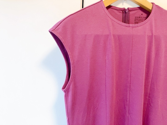 【無印良品 汗じみしにくいノースリーブワンピース 】こだわりのオーガニックコットンを使用。滑らかな触り心地が特徴です