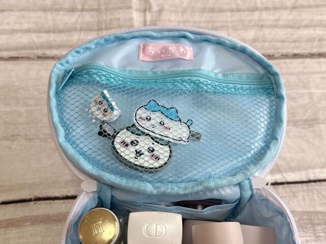 ファスナーポケットにはクリップやヘアピンなどを収納