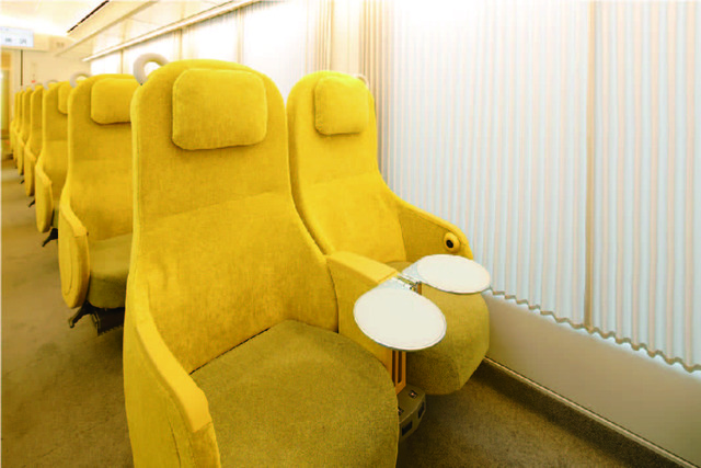 【特急ラビュー】快適に過ごせるテーブル付き