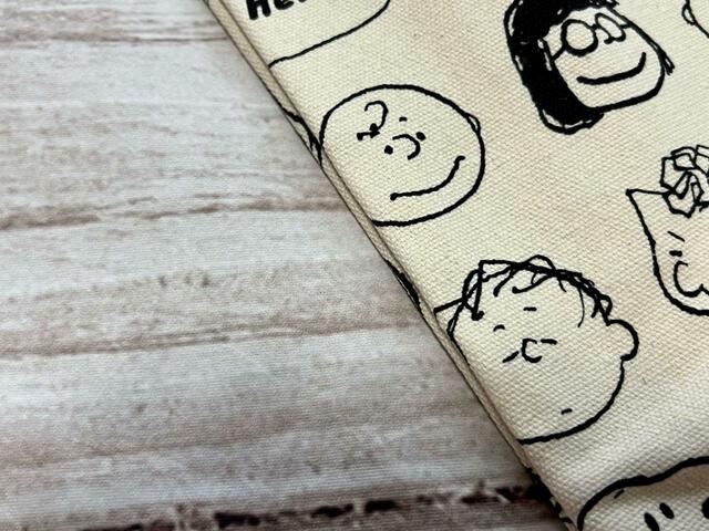素材はポリエステル。しっかりとした厚みがあるコットンキャンバス調の生地です【sweet 2023年11月号付録】「PEANUTS（ピーナッツ）ビッグサイズトート＆まんまるミニポーチ」