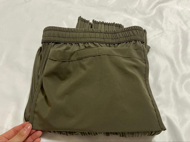 【ワークマン　撥水プリーツセミワイドパンツ】ポケットのサイズに折りたたんで…