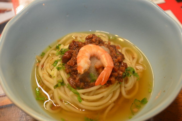 台南名物「度小月」の担仔麺は少量で50元と割高だが、上品な味付けが日本人の口に合う