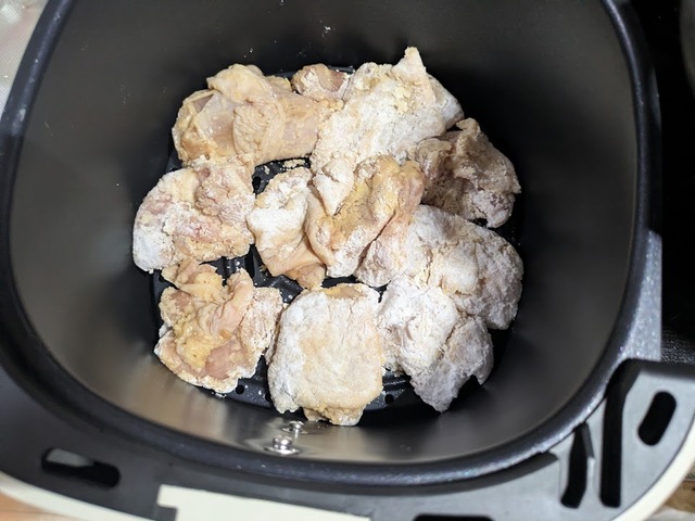 【アイリスオーヤマ 過熱水蒸気エア フライヤー FV-M30A-C】まずは公式レシピ通りにから揚げを作りました。衣をつけた後、オイルスプレーを振りかけてから調理します