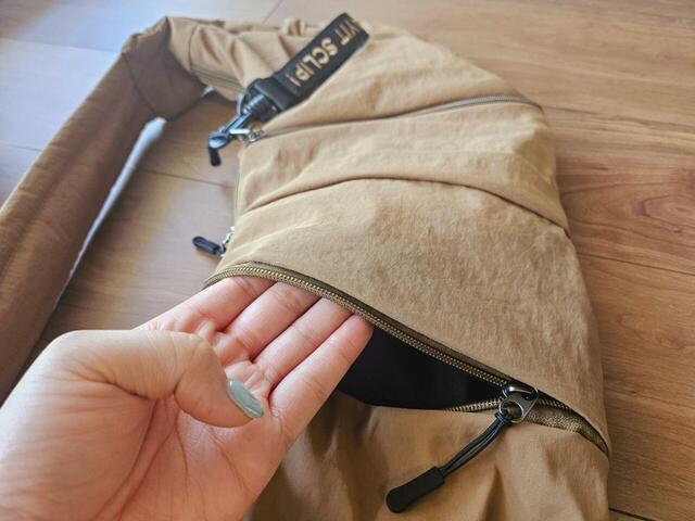 【studioCLIP からだよろこぶナイロンショルダーバッグ】ななめに付いていて物を出し入れしやすい、ファスナー付きの正面ポケット。スマホや定期入れが入るくらいの大きさです◎