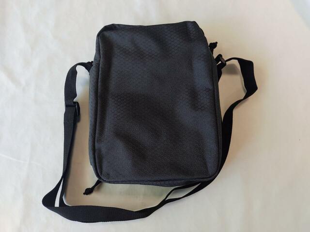 裏面はシンプルな無地