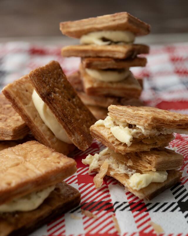 「成城石井自家製 発酵バターパイのクリームサンド ～レモンピール入り～」 7個入 755円（税込）