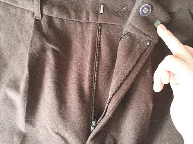 【GU 起毛タックテーパードパンツ】チャックとフックとボタンでウエストをしっかり固定