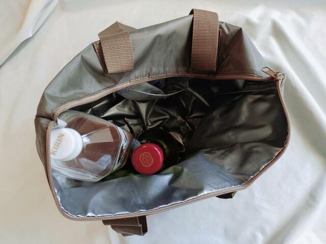 ワインボトルや2リットルのペットボトルを入れた様子