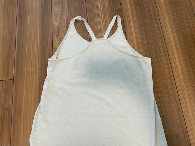 【GU 2ピースニットキャミソールワンピース】背中が見えすぎないキャミデザイン