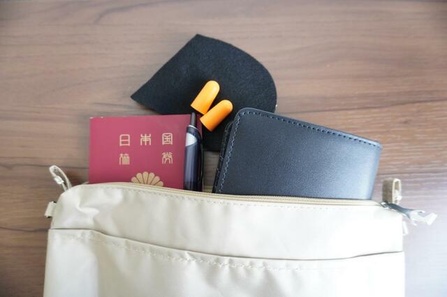 貴重品や機内で使うアイテムを入れておくと◎