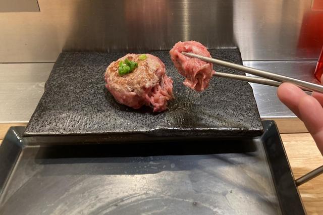 銀箸でハンバーグを切る。ねばりがあるのでコツがあるかも