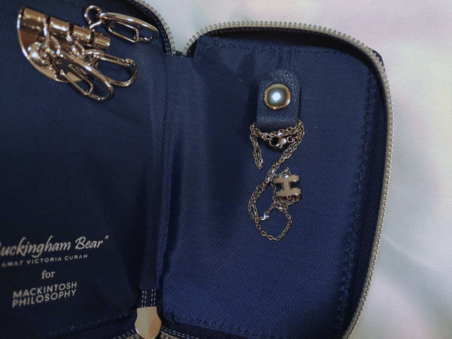 【MonoMax3月号 × バッキンガムベア forマッキントッシュ フィロソフィーキーリング付きじゃばら財布】ネックレスの場合は、チェーンをぐるぐる巻き付けると収納可能