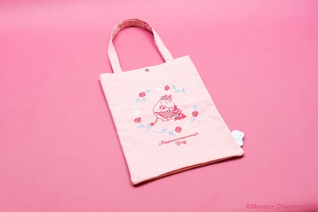 【「ムーミンママズデー」シリーズ】刺繍トート　3,190円（発売元：株式会社スモール・プラネット）※2026年4月上旬発売予定