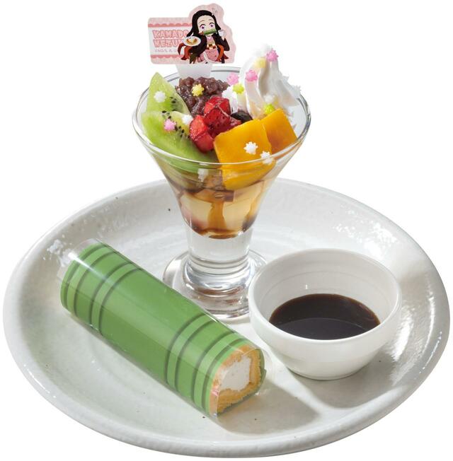 「禰豆子の竹筒ロールケーキとミニ金平糖あんみつプレート」＜818円（税込900円）＞【ガスト・バーミヤン・ジョナサン×鬼滅の刃キャンペーン開催】