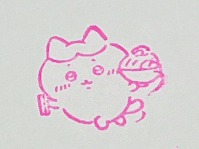 【ちいかわもぐもぐスタンプセット】ちいかわたちが大好きな「郎」ラーメンを片手に持つハチワレ。ポージングがなんともキュート!