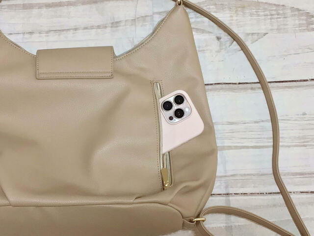 背面のスマートアクセスポケットにはスマホをIn