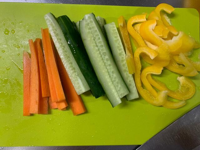 【味噌マヨ野菜スティック】食べやすい太さに細長くカット