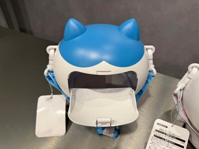 背面を開けて中に入ったポップコーンを食べることができます