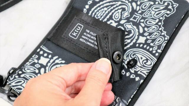 【KiU エチケットポーチ】中央のフラップはスナップボタンで開閉できる