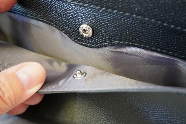 フロントポケットにはボタンがある