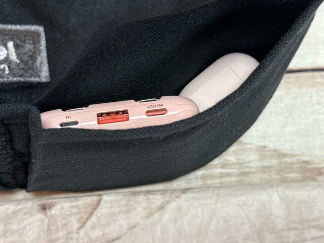 【カルディ コーヒーの日バッグ】外側のポケットにはモバイルバッテリーやイヤホンなどを収納