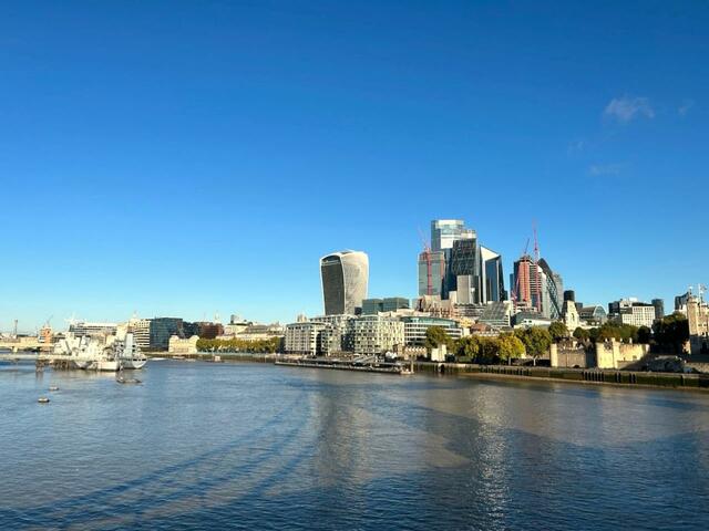 ロンドンを南北に二分するように流れるテムズ川と都市部のビル群。ロンドン市内は伝統的な建造物を残す一方で都会らしい高層ビルも乱立している
