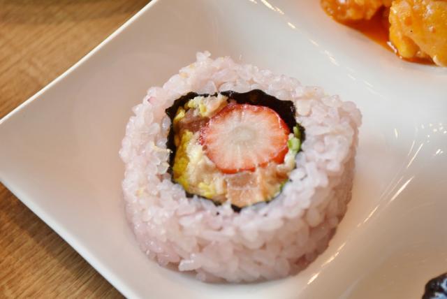 ごはんといちごの組み合わせも面白い