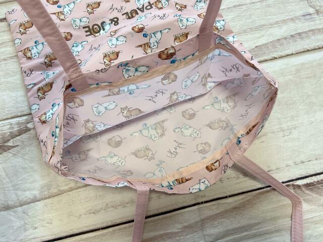 内側はポケットなどがないシンプルな作り