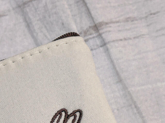 素材は綿・ポリエステルの混紡生地。コットンキャンバス調の厚手で丈夫な素材が◎