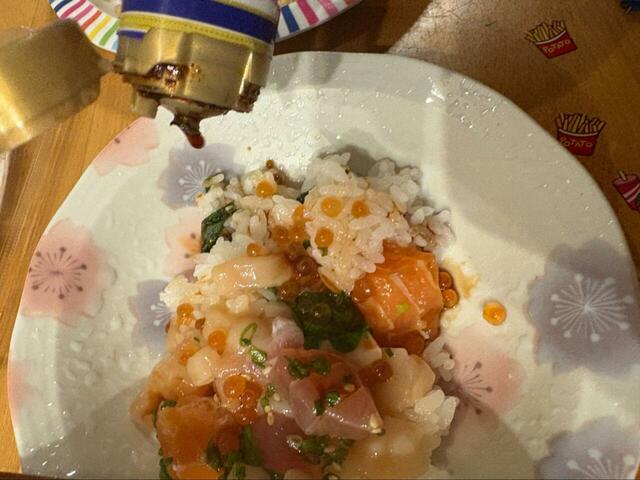 【コストコ きらめき海鮮漬けちらし】お皿にうつして少し醤油をかけて、いただきます!
