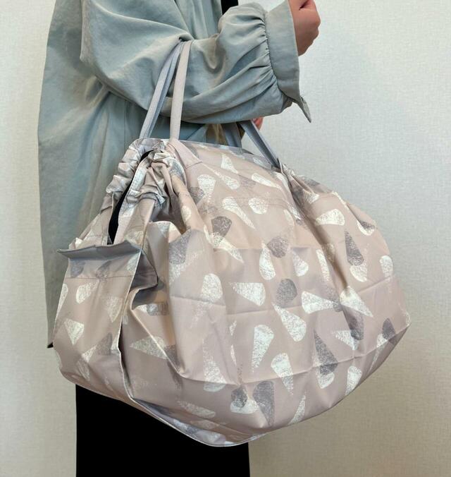 【marna Shupatto 保冷バッグ 20L】使用時のサイズは約42×26cm。底マチフリー構造のため、底面の広いパック商品もそのまま入れられます