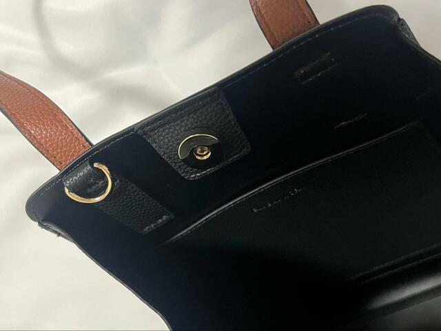 【GLOBAL WORK スペ軽変形3WAY BAG】ボタンで閉めるタイプですが、底面が広く開口部に向かって閉じていくような形のため、不意にバッグの中が見えてしまうことは少なそう