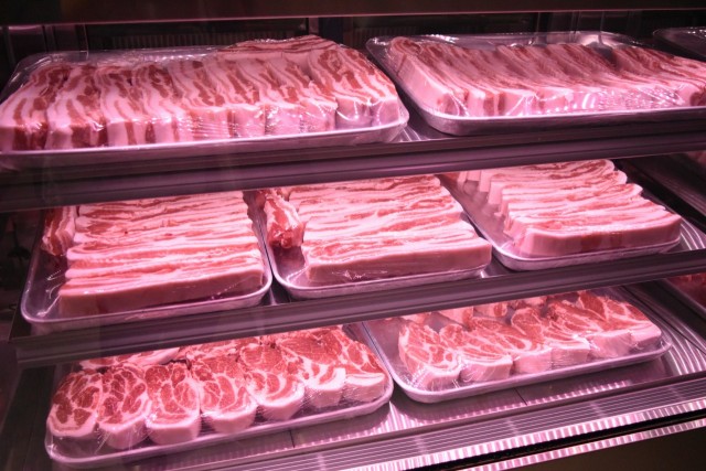 精肉店でもこんなに並ぶことがない熟成豚！