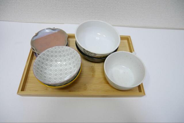 【3COINS 食器棚用収納トレー：Mサイズ】中皿やお椀などをのせるのにぴったり