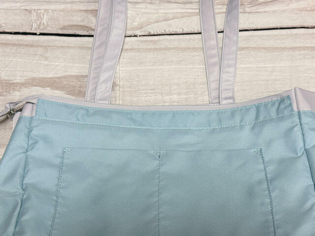 前面側に区切りポケットが2つついています