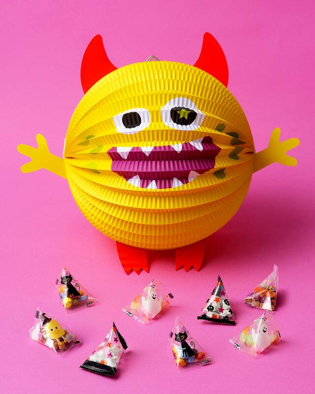 【カルディ　オリジナル モンスターピニャータ（9月上旬発売）】お菓子入りのくす玉「ピニャータ」。割って中のお菓子をゲットしよう♪　お菓子4種計25個、ガーランド8枚入り