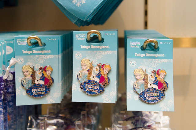 東京ディズニーランド(TDL)「アナとエルサのフローズンファンタジー」期間中に購入できる、映画『アナと雪の女王』関連グッズ ©Disney