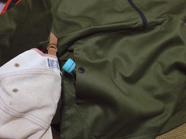 【ワークマン 綿アノラックパーカー】カラビナや小物を引っ掛けられる部分があります