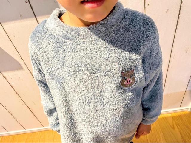 【ユニクロ　KIDS アニメ「鬼滅の刃」2021 秋冬 フリースセット 伊之助 （長袖）】さりげない伊之助マーク！